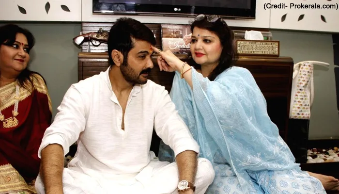 Bhai Dooj 2025: ‘Bhai’er Kopale Dilam Phonta’ -- Know All About This Bengali Poem Sisters Recite on Bhai Phonta